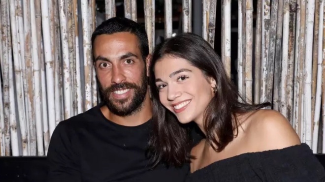 eroteymenoi-kai-den-to-kryvoyn-melina-nikola-di-amp-038-alexandros-polychroniadis-pozaroyn-agkalia-se-vradini-toys-exodo-168652