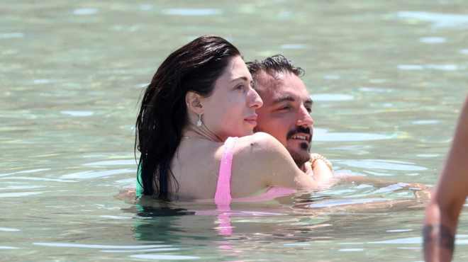 den-eidav-toys-paparatsi-soysoyro-me-ti-florinta-petroytseli-oi-foto-agkalia-me-ton-kalo-tis-mesa-sti-thalassa-165754