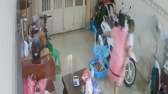 vinteo-poy-kovei-tin-anasa-i-stigmi-poy-mia-mana-sozei-to-moro-tis-deyterolepta-prin-katarreysei-to-tavani-toy-spitioy-168439