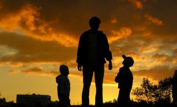 emeina-monos-moy-me-4-paidia-kai-ta-megalono-mazi-moy-sto-fortigo-i-sygkinitiki-istoria-toy-ilia-165696