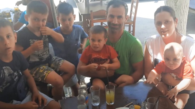 i-charikleia-kai-o-charalampos-echoyn-idi-5-paidia-mesa-se-6-chronia-amp-038-den-tha-stamatisoyn-mechri-na-kanoyn-koritsaki-167757