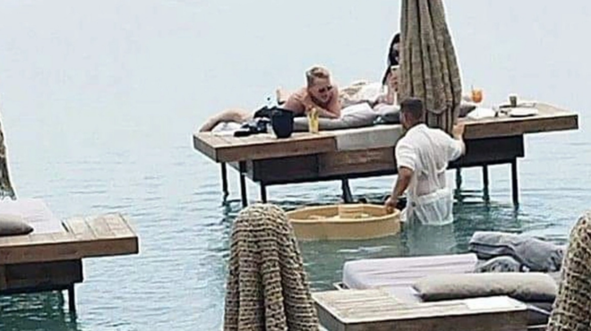 rodos-ochi-den-kaike-to-beach-bar-poy-eiche-apascholisei-tin-epikairotita-me-to-servitoro-poy-paredide-paraggelies-mesa-sti-thalassa-171316