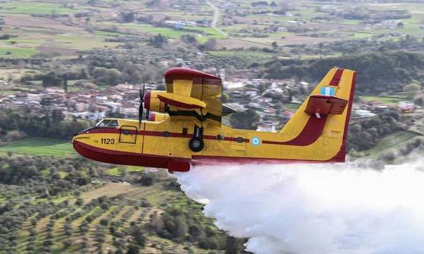 vlepeis-den-einai-influencer-gia-tosa-chrimata-riskarei-ti-zoi-toy-1-pilotos-poy-peta-me-canadair-gia-na-svisei-foties-172252