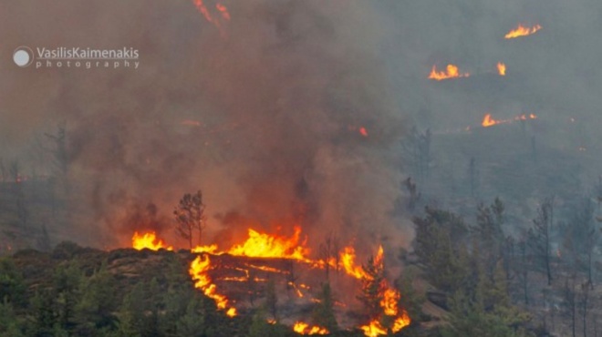 symvainei-tora-eikones-apokalypsis-sti-fotia-sti-rodo-amp-8211-diakomides-apo-to-ekab-zoa-trechoyn-na-sothoyn-sti-thalassa-oi-floges-170733