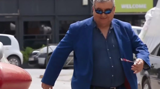 amp-8220-eidolo-dose-pono-amp-8221-o-kyr-nikos-me-mpegleri-amp-038-gyali-thelei-ornela-moyti-sto-first-dates-kai-to-twitter-proskyna-167266