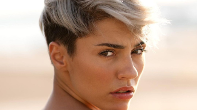 travixe-ola-ta-vlemmata-i-katia-tarampanko-choreyei-stin-pisina-me-to-mpikini-tis-kai-to-instagram-paralirei-168386