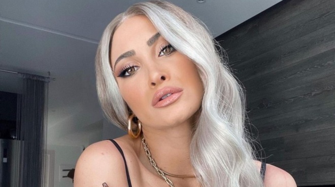 prin-amp-038-meta-to-photoshop-i-ioanna-toyni-deichnei-to-pragmatiko-tis-soma-kai-amp-8220-teleionei-amp-8221-to-psema-toy-instagram-168540