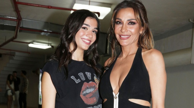 chiliades-provoles-se-liges-ores-chamos-sto-internet-me-to-vinteo-poy-i-melina-nikola-di-dokimazei-magio-168309