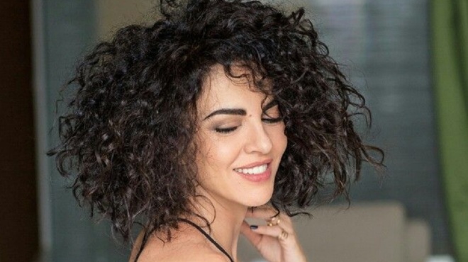 emeinan-afonoi-oloi-oi-geitones-i-maria-solomoy-vgike-me-to-mpikini-sto-mpalkoni-amp-8211-otan-den-pas-paralia-167404