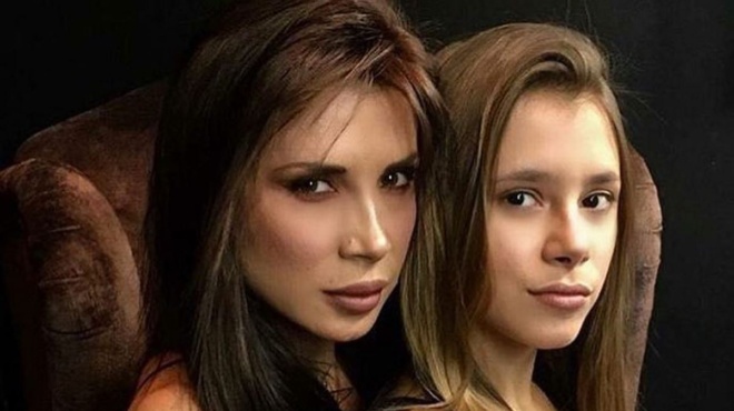 mia-apo-tis-oraioteres-20chrones-simera-i-koykla-kori-tis-paola-xeperna-se-omorfia-amp-038-goiteia-akomi-kai-ti-mama-tis-178800