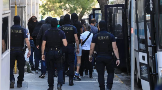 toys-epiasan-aytoi-einai-oi-treis-ellines-poy-synelifthisan-gia-ti-dolofonia-toy-29chronoy-michali-176346