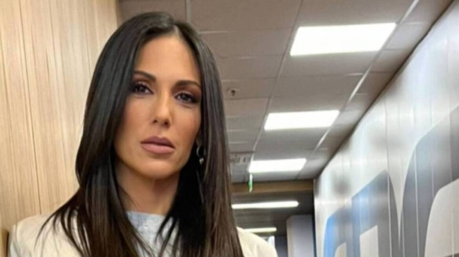 anthi-voylgari-gia-kasselaki-perimena-oli-mera-me-eftyse-otan-to-tilefono-chtypisei-kaneis-den-tha-soy-apantisei-182938