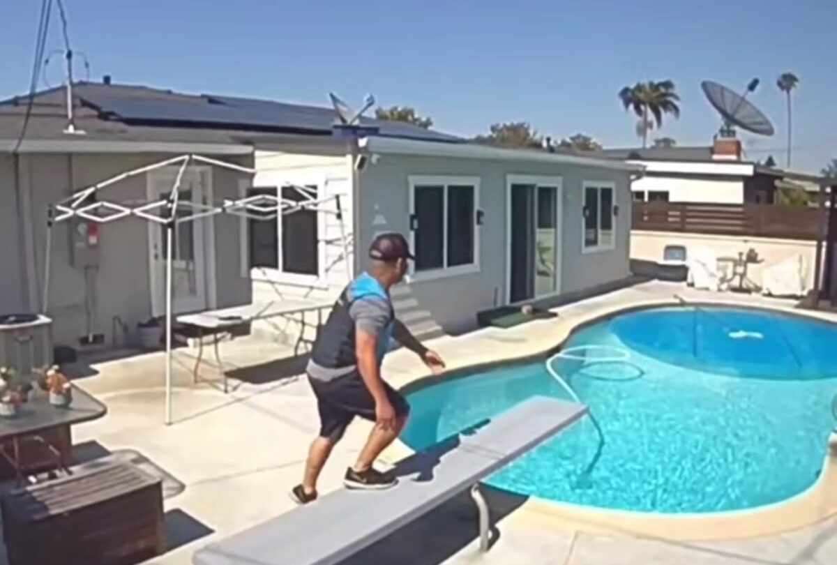 Διανομέας βούτηξε σε πισίνα πελάτη 