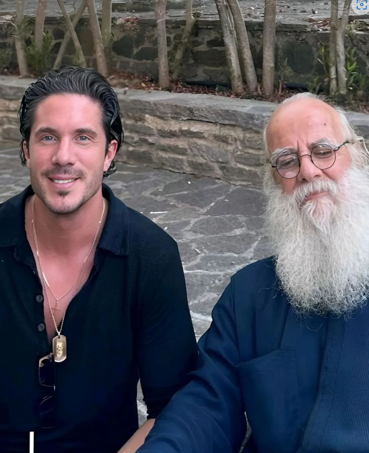  Νίκος Οικονομόπουλος