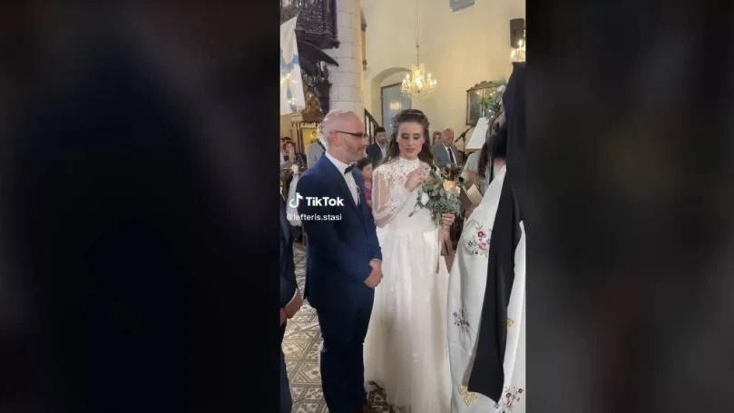 Δάκρυσαν οι πάντες: Νύφη μεταφέρει με νοηματική γλώσσα στον γαμπρό τα λόγια του ιερέα