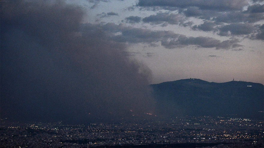 Μαίνεται η φωτιά στην Πάρνηθα 