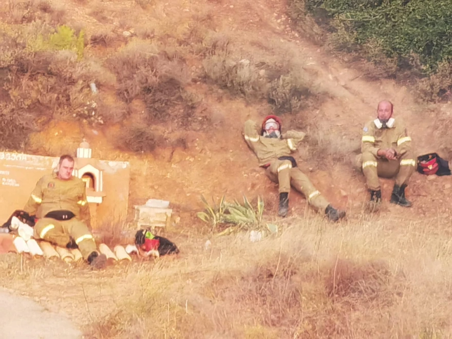 Μαίνεται η φωτιά στην Πάρνηθα 