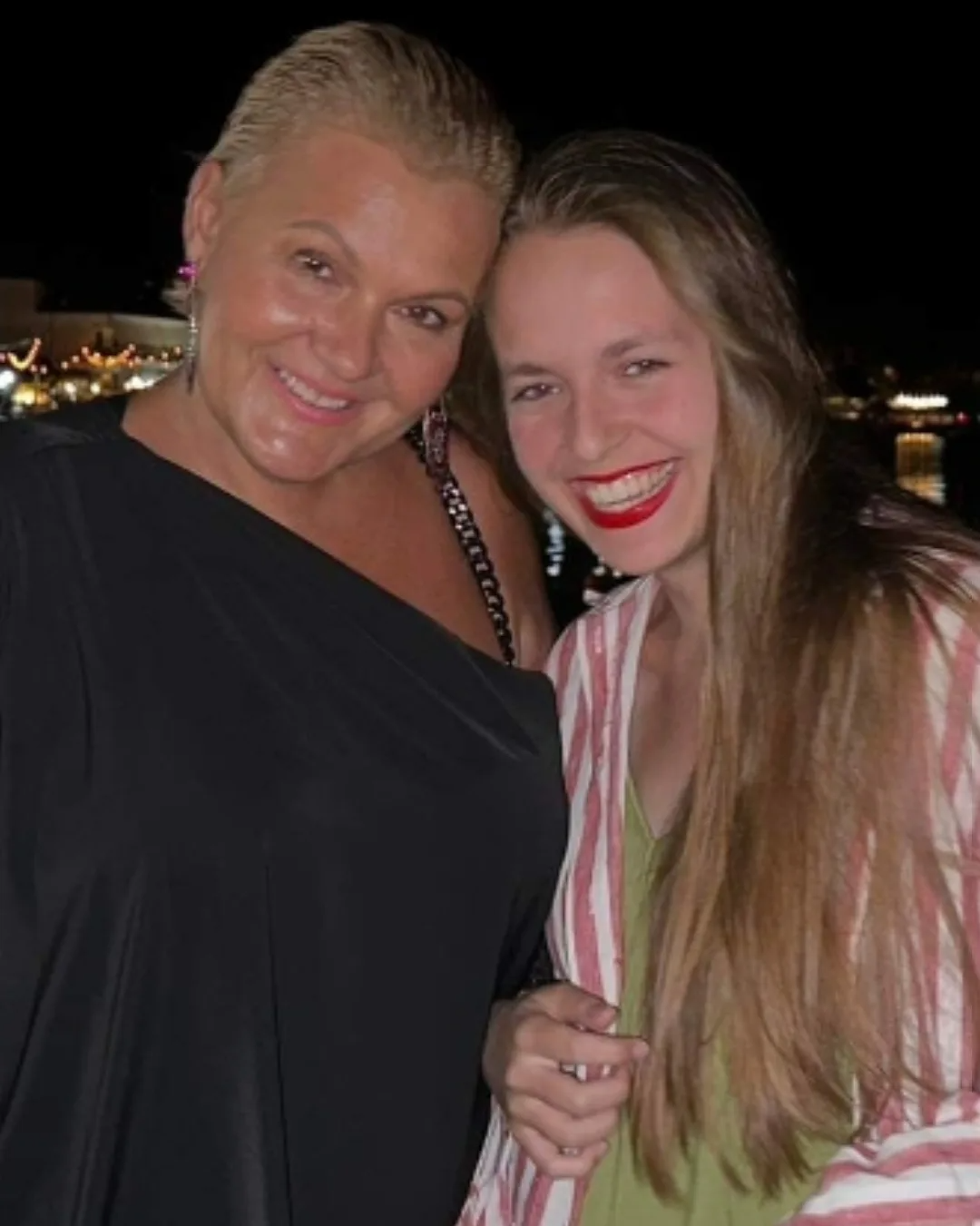 Ποζάρουν χαμογελαστές η κόρη και η δερφή του Απόστολου Γκλέτσου 