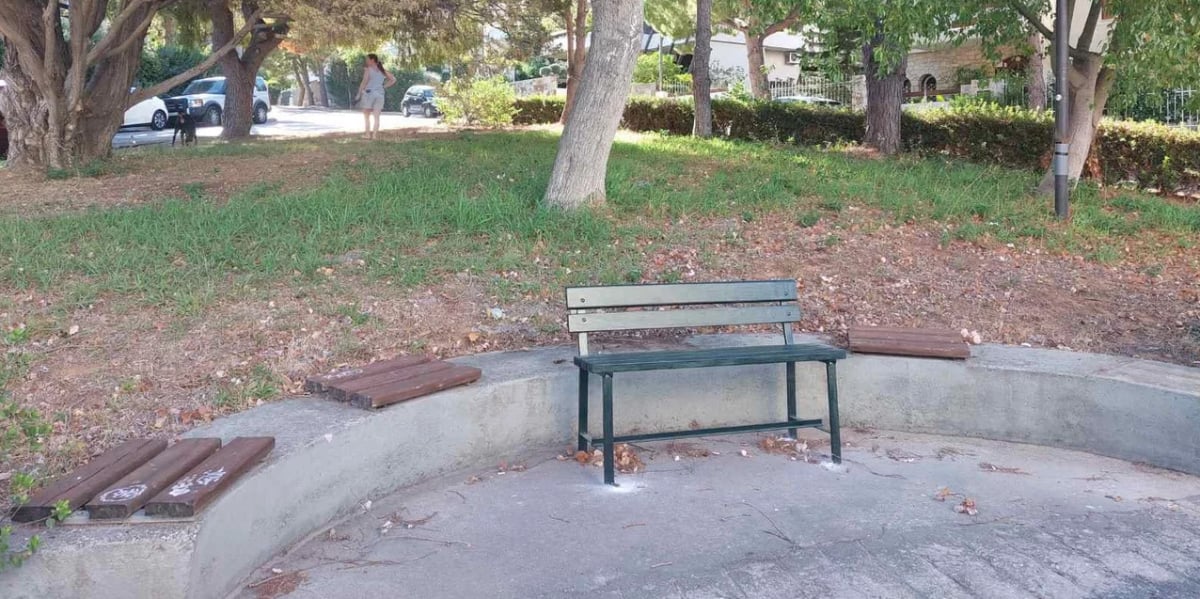 Τοποθετήθηκε παγκάκι σε πλατεία στην Άνω Γλυφάδα 