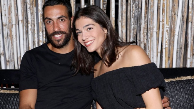 pio-ekkentrikos-ki-ap-amp-8217-ton-gavala-o-syntrofos-tis-melinas-amp-8220-eskase-amp-8221-etsi-sti-mykono-ki-oloi-koitoysan-ta-podia-toy-179066