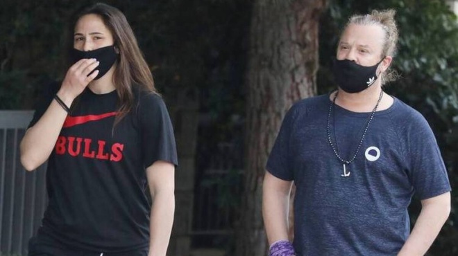 kykloforisan-oi-eikones-me-to-amp-8220-monopetro-amp-8221-megales-chares-kai-glentia-gia-christo-danti-kai-asimina-chatziandreoy-176222