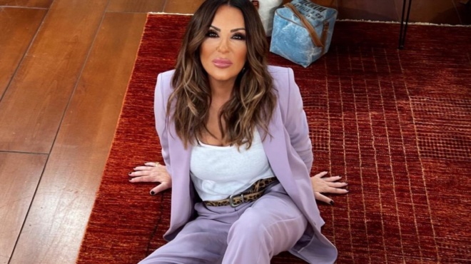 choris-ta-epaggelmatika-fota-toy-stoyntio-etsi-einai-to-prosopo-tis-natalias-germanoy-choris-makigiaz-sta-58-tis-176230