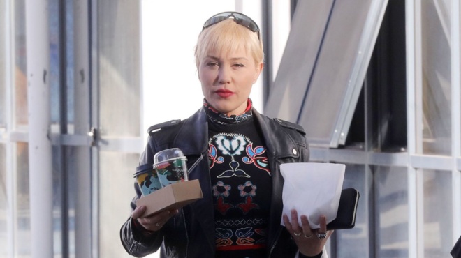 egine-theama-sti-mykono-i-pinelopi-anastasopoyloy-choreye-sto-super-paradise-me-to-poto-sto-cheri-amp-038-oloi-tin-koitoysan-176274