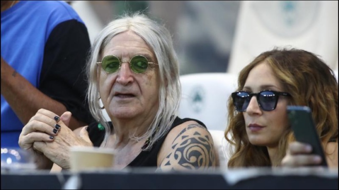 travixe-ola-ta-vlemmata-o-nikos-karvelas-trelane-tis-gynaikes-me-tin-emfanisi-toy-ston-agona-toy-panathinaikoy-176351