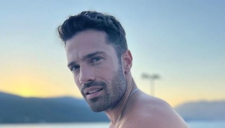 me-kafe-sto-cheri-koilitsa-akros-goiteytikos-o-konstantinos-argyros-ekane-tzet-ski-sti-mykono-amp-038-xesikose-ta-plithi-176993