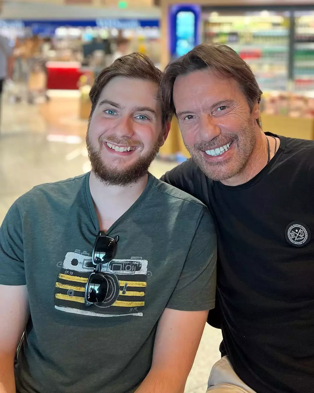 Ο Στράτος Τζώρτζογλου με τον γιο του 