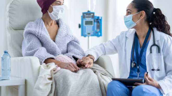 terastia-anisychia-stoys-epistimones-tis-choras-giati-tosoi-neoi-ellines-pathainoyn-karkino-180415