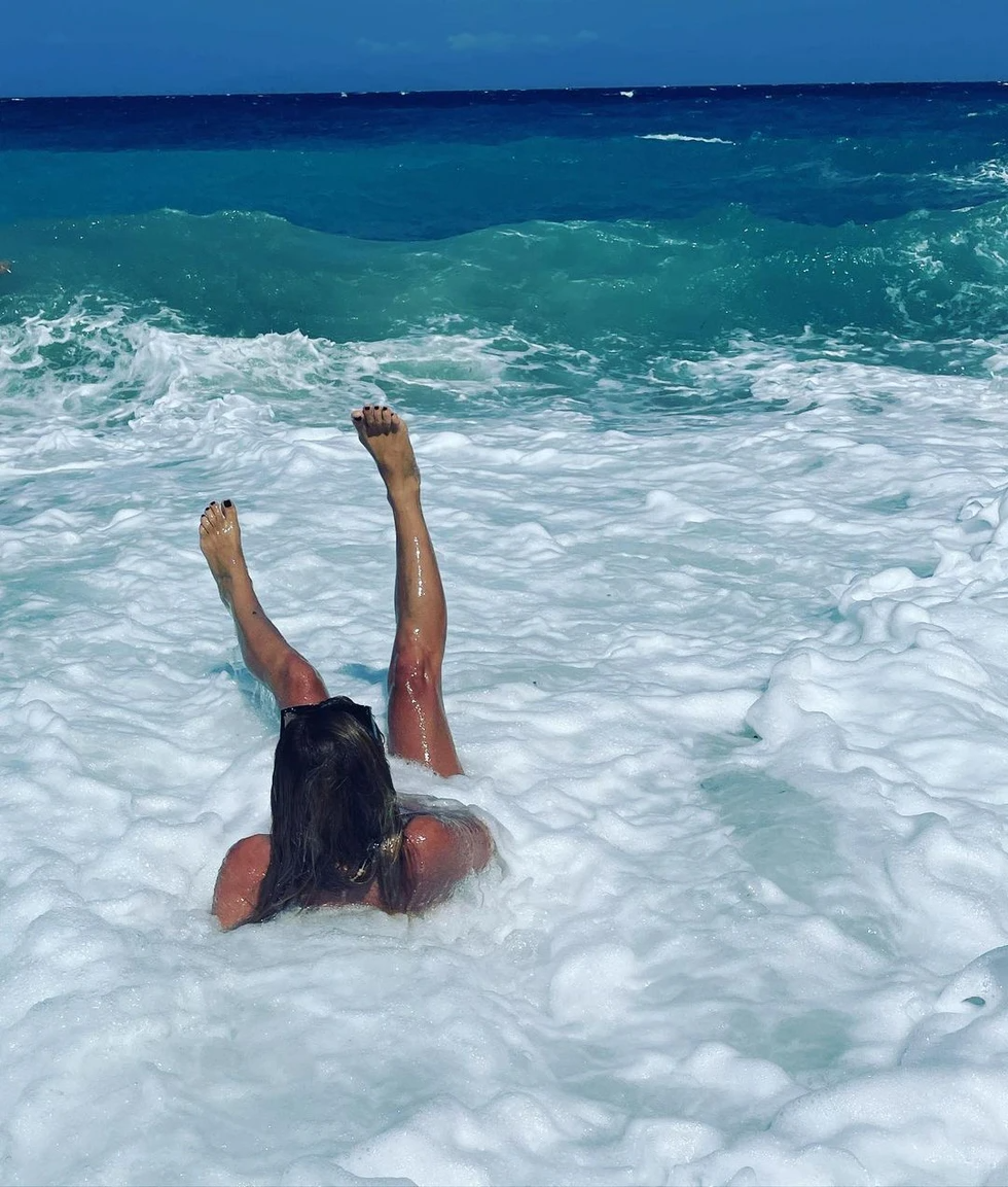 Η Κατερίνα Καραβάτου με μαγιό 