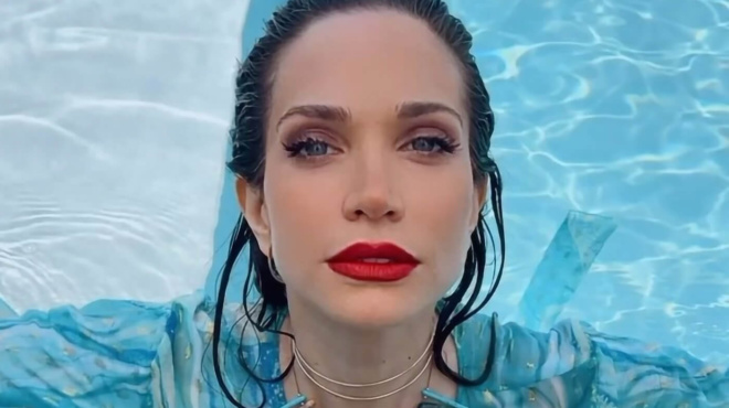 i-katerina-geronikoloy-epathe-aliki-voygioyklaki-pozarei-me-psathini-kapeladoyra-stin-ammoydia-amp-038-richnei-to-internet-179837