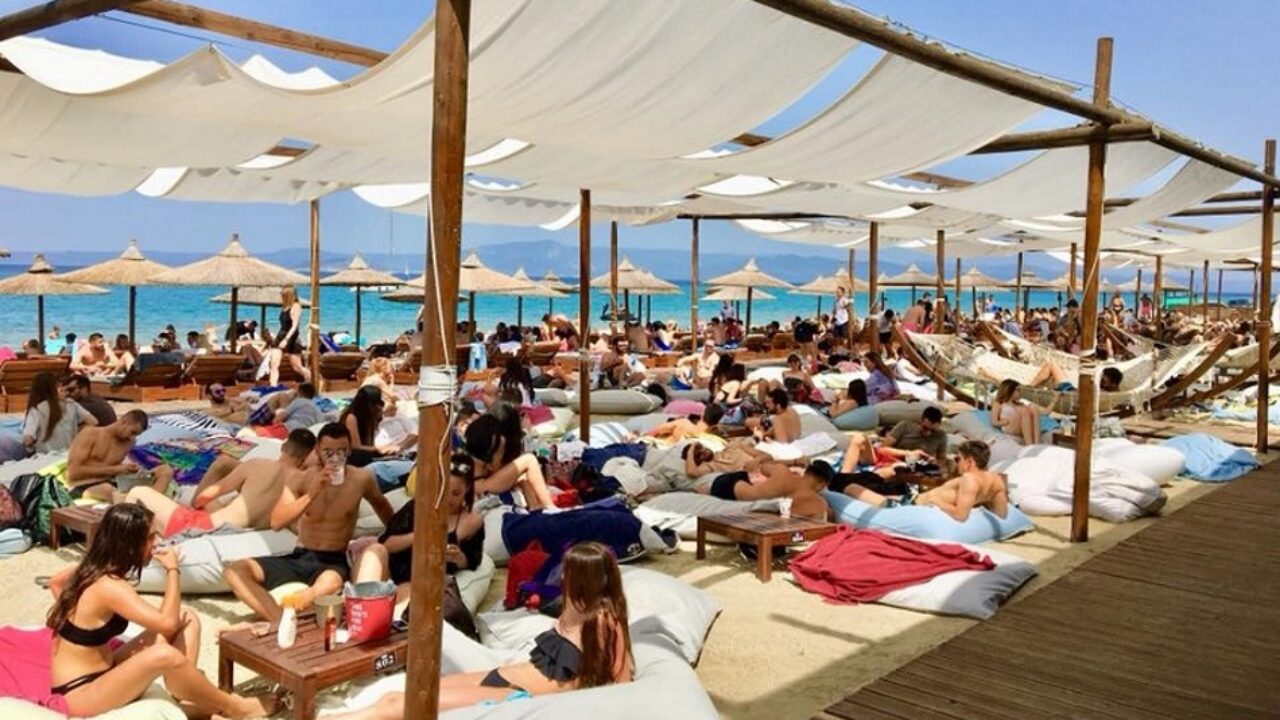 Μητέρα καταγγέλλει beach bar