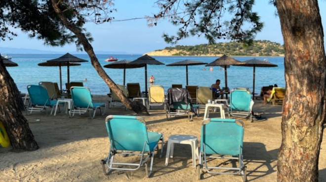 den-taize-to-paidi-tis-eiche-taper-me-pastitsio-gia-ekeini-kai-ton-andra-tis-to-beach-bar-apanta-stin-kataggelia-miteras-178812