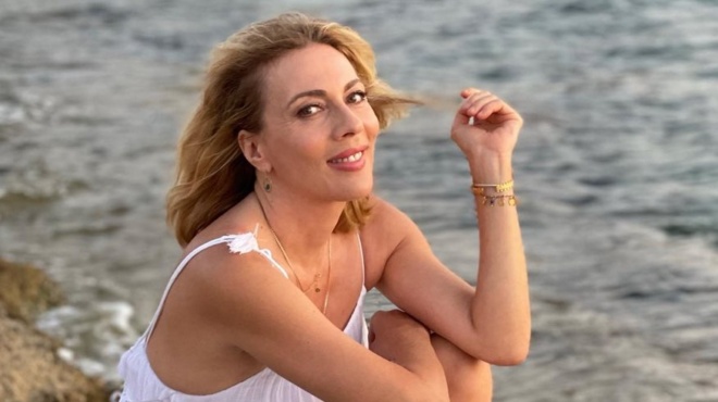 megalonei-fysika-kai-akomplexarista-i-smaragda-karydi-sta-53-tis-choris-ichnos-retoys-deichnei-ti-tha-pei-fysiki-omorfia-174587