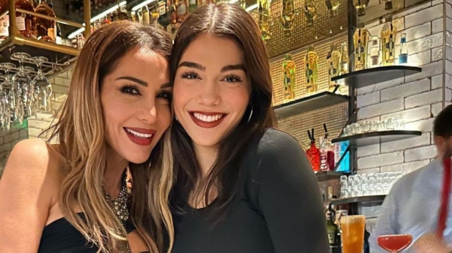 mikrografia-tis-despoinas-vandi-i-melina-nikola-di-pozarei-me-magio-sta-koyfonisia-amp-038-tin-mperdeyoyn-me-ti-mitera-tis-174475