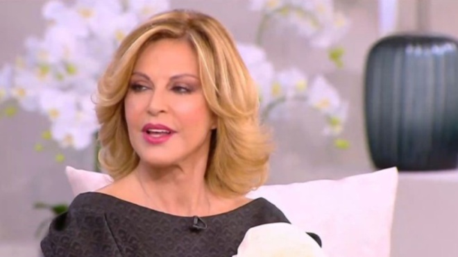 oloi-cheirokrotoyn-tin-alexandra-palaiologoy-me-2-logia-evale-sti-thesi-tis-tin-super-kiki-amp-038-eipe-osa-ligoi-tolmoyn-176949