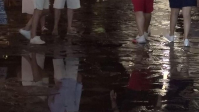 etrechan-oi-toyristes-na-amp-8220-sothoyn-amp-8221-apo-ti-dysosmia-gemise-lymata-i-mykonos-kai-adeiasan-ola-ta-magazia-apo-ti-myrodia-174662