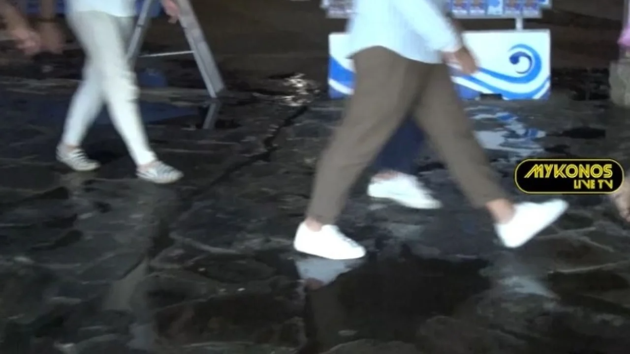 Λύματα στο λιμάνι της Μυκόνου 