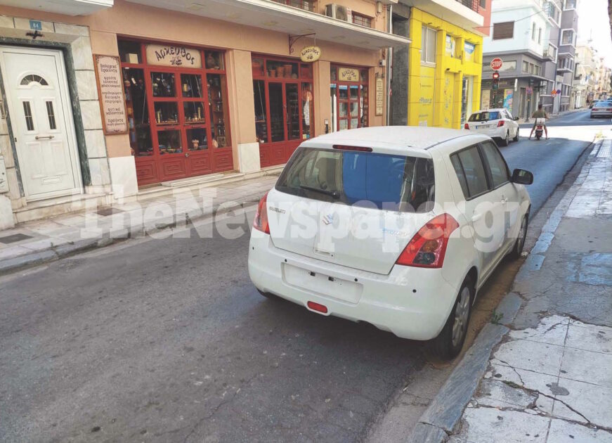 Σημείωμα με γαλλικά στο παρμπρίζ αυτοκινήτου 