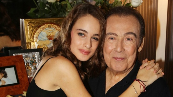 evale-se-oles-ta-gyalia-i-maria-voskopoyloy-pige-ntymeni-etsi-sti-vaftisi-tis-spyropoyloy-amp-038-travixe-ta-flas-183706