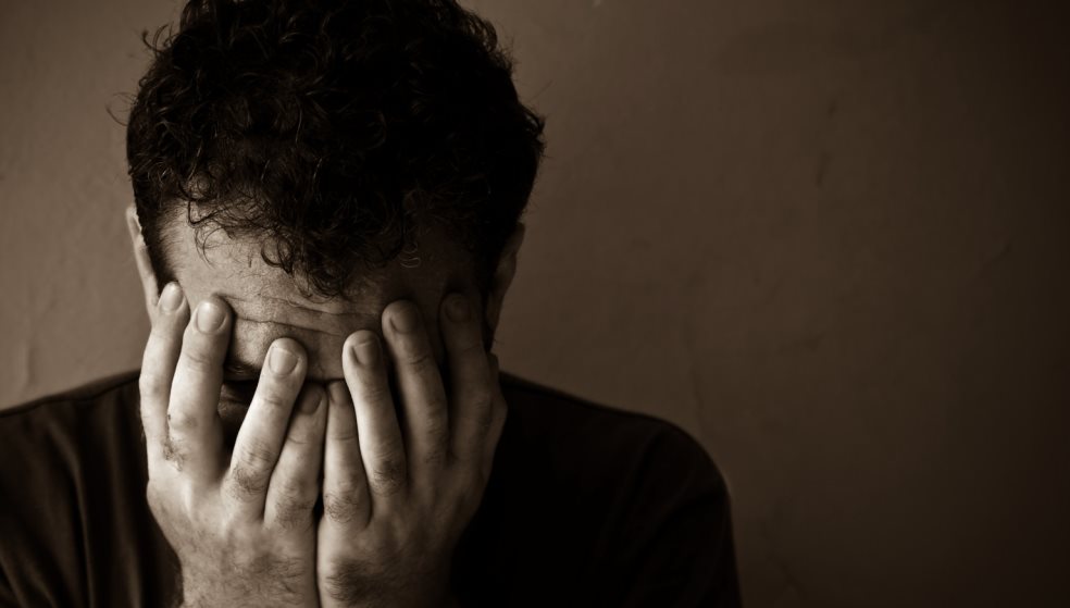 «Ανακάλυψα ότι η γυναίκα μου έχει ερωτική σχέση με τη χήρα γειτόνισσά μας, να το αγνοήσω ή να κάνω κάτι;»