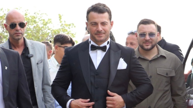 isoyn-spoydaia-mana-kai-anthropos-sygkinoyn-ta-prota-logia-toy-giorgoy-aggelopoyloy-meta-ton-thanato-tis-miteras-toy-190369