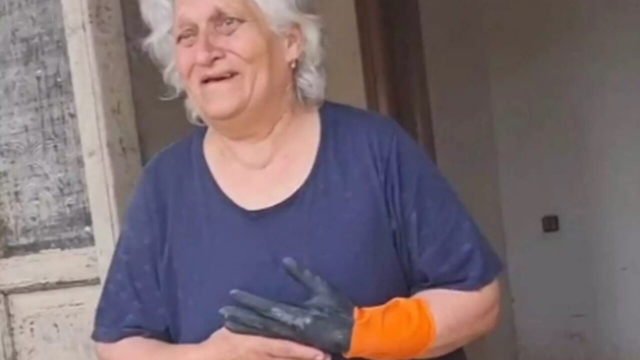 Ηλικιωμένη πλημμυροπαθείς μεγαλώνει μόνη την εγγονή της 