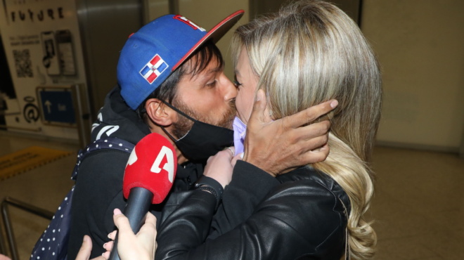 ntythike-gampros-o-giannis-tsolakis-pantreytike-tin-agapimeni-toy-amp-038-vaptise-ton-gio-toy-o-proin-paiktis-toy-survivor-183815