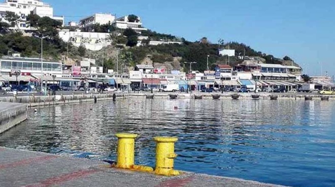 trechei-na-prolavei-to-ploio-eno-einai-etoimo-na-fygei-liga-chronia-prin-travixa-ayti-ti-fotografia-sto-limani-185798