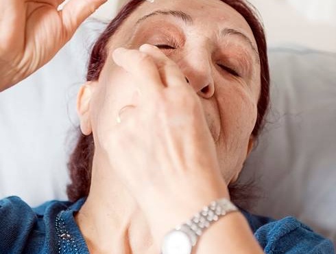 megalo-iatriko-epiteygma-presvyopia-telos-anthropoi-vlepoyn-xana-apsoga-me-ofthalmikes-stagones-anti-gia-gyalia-186867