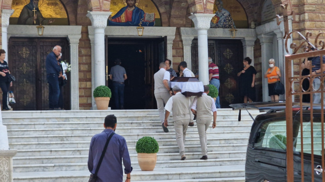 giati-paidi-moy-to-ekanes-ayto-orgi-thrinos-amp-038-pagomara-stin-kideia-toy-astynomikoy-poy-skotose-tin-proin-syzygo-toy-187084