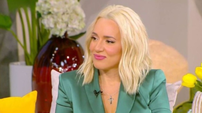 den-vazo-filtra-stis-fotos-tha-sas-po-ti-kano-i-kalomoira-apanta-sto-kraximo-gia-ti-paramorfomeni-eikona-tis-187673